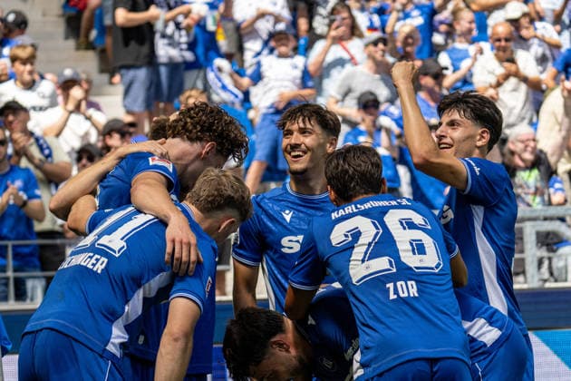 08.08.2026, xdaymx, Fussball 2.Bundesliga, Karlsruher SC - Arminia Bielefeld. Torjubel vom Torschützen Broschinski, Moritz zum 1:0 Führungstreffer zusammen mit der Mannschaft. (DFL DFB REGULATIONS PROHIBIT ANY USE OF PHOTOGRAPHS as IMAGE SEQUENCES and or QUASI-VIDEO) Karlsruhe *** August 8, 2026, xdaymx, Soccer 2. Bundesliga, Karlsruher SC vs. Arminia Bielefeld—Goal celebration by goal scorer Broschinski, Moritz on the 1–0 opening goal together with the team. DFL and DFB regulations prohibit any use of photographs as image sequences and or quasi-video. Karlsruhe