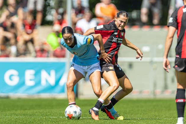 Sanne Koopman (Feyenoord Rotterdam) und Carlotta Wamser (Bayer 04 Leverkusen) im Zweikampf waehrend des Freundschaftsspiels zwischen Bayer 04 Leverkusen Frauen und Feyenoord Rotterdam Frauen, Ulrich-Haberland-Stadion am 08. August 2026 in Leverkusen, Deutschland. (Foto von Mario Hommes DeFodi Images) +++ Sanne Koopman (Feyenoord Rotterdam) und Carlotta Wamser (Bayer 04 Leverkusen) battle for the ball during the Pre-Season Friendly match between Bayer 04 Leverkusen Women and Feyenoord Rotterdam Women at Ulrich-Haberland-Stadion on August 8, 2026 in Leverkusen, Germany. (Photo by Mario Hommes DeFodi Images) - *** Sanne Koopman of Feyenoord Rotterdam and Carlotta Wamser of Bayer 04 Leverkusen battle for the ball during the preseason friendly match between the Bayer 04 Leverkusen women’s team and the Feyenoord Rotterdam women’s team at Ulrich Haberland Stadium on August 8, 2026, in Leverkusen, Germany. Photo by Mario Hommes, DeFodi Images. Sanne Koopman of Feyenoord Rotterdam and Carlotta Wamser of Bayer 04 Leverkusen battle for the ball during the preseason friendly match between Bayer 04 Leverkusen Women and Feyenoord Rotterdam Women at Ulrich Haberland Stadium on August 8, 2026 in Leverkusen, Germany. Photo by Mario Hommes, DeFodi Images