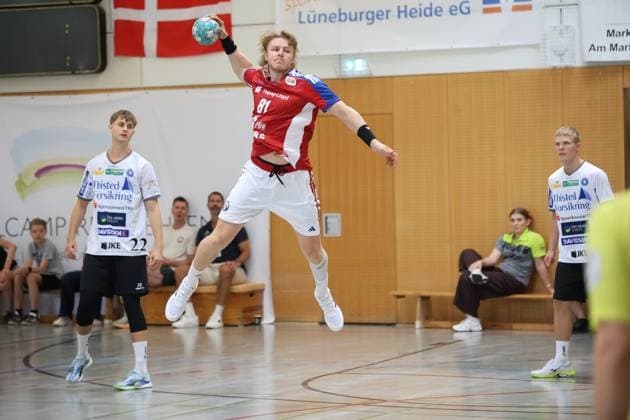 Ein Spieler des HSV Hamburg springt mit dem Ball zum Wurf ab und befindet sich im Höhepunkt der Wurfbewegung. Gustav Sunesen ( 22; Mors Thy Handbold) beobachtet die Aktion aus dem Hintergrund. HSV Hamburg 81 beim Sprungwurf gegen Mors Thy Handbold *** An HSV Hamburg player jumps up with the ball to take a shot and is at the peak of his shooting motion. Gustav Sunesen (22, Mors Thy Handbold) watches the action from the background as HSV Hamburg 81 takes a jump shot against Mors Thy Handbold. Copyright: xspeedshotx