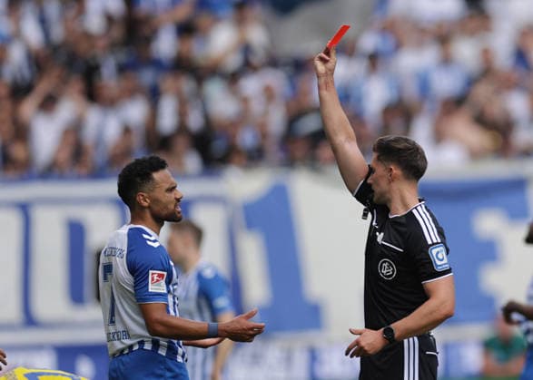 Schiedsrichter Felix Prigan zeigt Herbert Bockhorn (1.FC Magdeburg) die rote Karte Fussball, Herren, Saison 2026 2027 2.BL, Avnet Arena, 1.Spieltag, 1.FC Magdeburg gegen Eintracht Braunschweig DFL REGULATIONS PROHIBIT ANY USE OF PHOTOGRAPHS AS IMAGE SEQUENCES AND OR QUASI-VIDEO. *** Referee Felix Prigan shows Herbert Bockhorn of 1 FC Magdeburg a red card. Soccer, Men s, 2026–2027 Season, 2. Bundesliga, Avnet Arena, Matchday 1, 1 FC Magdeburg vs. Eintracht Braunschweig DFL REGULATIONS PROHIBIT ANY USE OF PHOTOGRAPHS AS IMAGE SEQUENCES AND OR QUASI-VIDEO