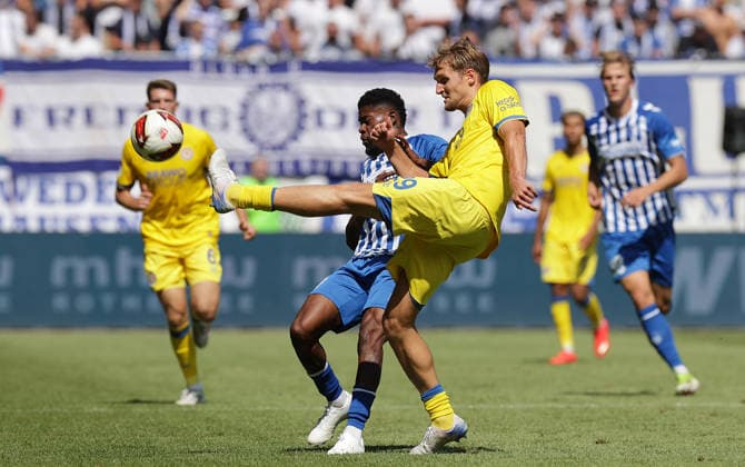 Lukas Frenkert (Eintracht Braunschweig), Moritz-Broni Kwarteng (1.FC Magdeburg) Fussball, Herren, Saison 2026 2027 2.BL, Avnet Arena, 1.Spieltag, 1.FC Magdeburg gegen Eintracht Braunschweig DFL REGULATIONS PROHIBIT ANY USE OF PHOTOGRAPHS AS IMAGE SEQUENCES AND OR QUASI-VIDEO. *** Lukas Frenkert, Eintracht Braunschweig; Moritz Broni Kwarteng, 1. FC Magdeburg; Soccer, Men s, 2026–2027 Season, 2. Bundesliga, Avnet Arena, Matchday 1, 1 FC Magdeburg vs. Eintracht Braunschweig DFL REGULATIONS PROHIBIT ANY USE OF PHOTOGRAPHS AS IMAGE SEQUENCES AND OR QUASI-VIDEO
