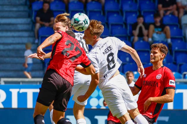 08.08.2026, xavx, Fussball 3.Liga, SV Wehen Wiesbaden - Preußen Münster v.l. Ryan Johansson (Preußen Münster), Jordy Gillekens (SV Wehen Wiesbaden), Joshua Mees (Preußen Münster) im Kopfballduell um den Ball. (DFL DFB REGULATIONS PROHIBIT ANY USE OF PHOTOGRAPHS as IMAGE SEQUENCES and or QUASI-VIDEO) Wiesbaden *** August 8, 2026, xavx, Soccer 3rd Division, SV Wehen Wiesbaden vs. Preußen Münster: Ryan Johansson (Preußen Münster), Jordy Gillekens (SV Wehen Wiesbaden), Joshua Mees of Preußen Münster in a header duel for the ball DFL DFB REGULATIONS PROHIBIT ANY USE OF PHOTOGRAPHS as IMAGE SEQUENCES and or QUASI-VIDEO Wiesbaden