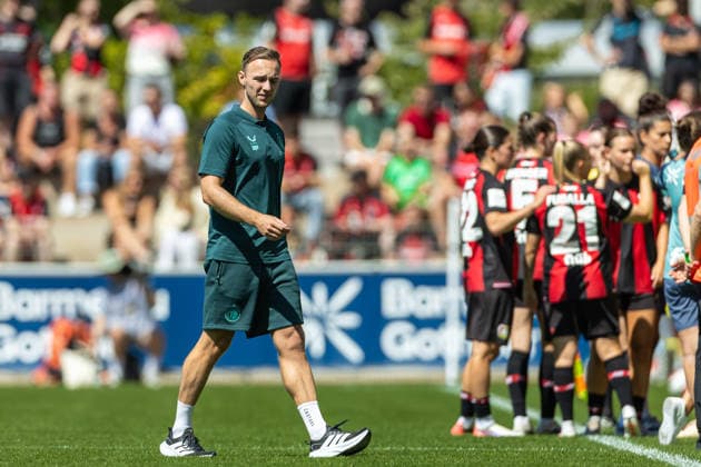 Trainer Marc Pieters (Feyenoord Rotterdam) schaut waehrend des Freundschaftsspiels zwischen Bayer 04 Leverkusen Frauen und Feyenoord Rotterdam Frauen, Ulrich-Haberland-Stadion am 08. August 2026 in Leverkusen, Deutschland. (Foto von Mario Hommes DeFodi Images) +++ Trainer Marc Pieters (Feyenoord Rotterdam) looks on during the Pre-Season Friendly match between Bayer 04 Leverkusen Women and Feyenoord Rotterdam Women at Ulrich-Haberland-Stadion on August 8, 2026 in Leverkusen, Germany. (Photo by Mario Hommes DeFodi Images) - *** Feyenoord Rotterdam coach Marc Pieters watches during the friendly match between Bayer 04 Leverkusen Women and Feyenoord Rotterdam Women, Ulrich Haberland Stadium on August 8, 2026, in Leverkusen, Germany. Photo by Mario Hommes, DeFodi Images. Coach Marc Pieters of Feyenoord Rotterdam looks on during the preseason friendly match between Bayer 04 Leverkusen Women and Feyenoord Rotterdam Women at Ulrich Haberland Stadium on August 8, 2026 in Leverkusen, Germany Photo by Mario Hommes DeFodi Images
