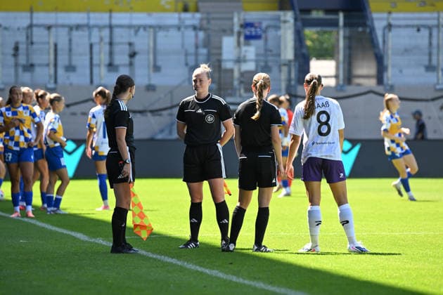 Fußball I Frauen I Saison 2026-2027 I Bundesliga I 2. Spieltag I FC Carl Zeiss Jena - SGS Essen I 08.08.2026 Das Team der Schiedsrichterinnen berät sich kurz nach dem Anpfiff, weil die Trikots beider Mannschaften zu ähnlich sind. Jena Ernst-Abbe-Sportfeld, ad hoc Arena Thüringen Deutschland *** Soccer I Women’s I 2026–2027 Season I Bundesliga I Matchday 2 I FC Carl Zeiss Jena vs. SGS Essen I August 8, 2026 The team of female referees holds a brief discussion shortly after kickoff, because the jerseys of both teams are too similar. Jena Ernst Abbe Sportfeld, Ad Hoc Arena, Thuringia, Germany Copyright: xLobeca InesxHähnelx