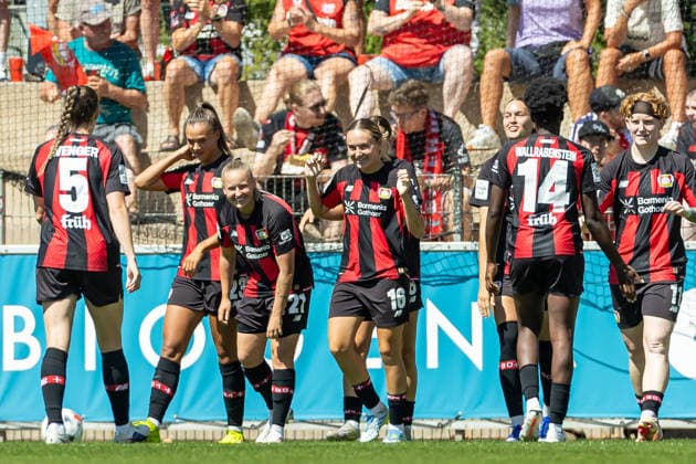 Sofie Zdebel (Bayer 04 Leverkusen) Torjubel, jubelt mit seiner Mannschaft nach dem Treffer zum 4:0 waehrend des Freundschaftsspiels zwischen Bayer 04 Leverkusen Frauen und Feyenoord Rotterdam Frauen, Ulrich-Haberland-Stadion am 08. August 2026 in Leverkusen, Deutschland. (Foto von Mario Hommes DeFodi Images) +++ Sofie Zdebel (Bayer 04 Leverkusen) celebrates after scoring his team s fourth goal with teammates during the Pre-Season Friendly match between Bayer 04 Leverkusen Women and Feyenoord Rotterdam Women at Ulrich-Haberland-Stadion on August 8, 2026 in Leverkusen, Germany. (Photo by Mario Hommes DeFodi Images) - *** Sofie Zdebel of Bayer 04 Leverkusen celebrates a goal with her teammates after scoring the 4-0 goal during the friendly match between the Bayer 04 Leverkusen Women s team and the Feyenoord Rotterdam Women s team, at Ulrich Haberland Stadium on August 8, 2026, in Leverkusen, Germany. Photo by Mario Hommes, DeFodi Images. Sofie Zdebel of Bayer 04 Leverkusen celebrates after scoring her team’s fourth goal with her teammates during the preseason friendly match between Bayer 04 Leverkusen Women and Feyenoord Rotterdam Women at Ulrich Haberland Stadium on August 8, 2026 in Leverkusen, Germany. Photo by Mario Hommes, DeFodi Images