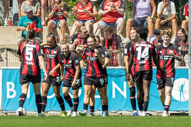 Sofie Zdebel (Bayer 04 Leverkusen) Torjubel, jubelt mit seiner Mannschaft nach dem Treffer zum 4:0 waehrend des Freundschaftsspiels zwischen Bayer 04 Leverkusen Frauen und Feyenoord Rotterdam Frauen, Ulrich-Haberland-Stadion am 08. August 2026 in Leverkusen, Deutschland. (Foto von Mario Hommes DeFodi Images) +++ Sofie Zdebel (Bayer 04 Leverkusen) celebrates after scoring his team s fourth goal with teammates during the Pre-Season Friendly match between Bayer 04 Leverkusen Women and Feyenoord Rotterdam Women at Ulrich-Haberland-Stadion on August 8, 2026 in Leverkusen, Germany. (Photo by Mario Hommes DeFodi Images) - *** Sofie Zdebel of Bayer 04 Leverkusen celebrates a goal with her teammates after scoring the 4-0 goal during the friendly match between the Bayer 04 Leverkusen Women s team and the Feyenoord Rotterdam Women s team, at Ulrich Haberland Stadium on August 8, 2026, in Leverkusen, Germany. Photo by Mario Hommes, DeFodi Images. Sofie Zdebel of Bayer 04 Leverkusen celebrates after scoring her team’s fourth goal with her teammates during the preseason friendly match between Bayer 04 Leverkusen Women and Feyenoord Rotterdam Women at Ulrich Haberland Stadium on August 8, 2026 in Leverkusen, Germany. Photo by Mario Hommes, DeFodi Images