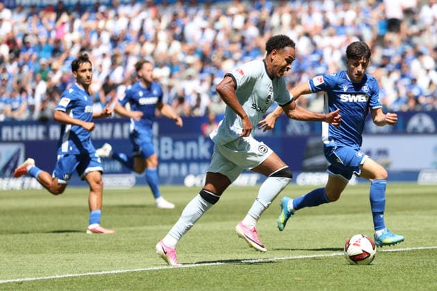 v.li.Monju Momuluh (Arminia Bielefeld, 14),Deniz Ofli (SC Karlsruhe , 3) GER, SC Karlsruhe - DSC Arminia Bielefeld Fussball 1.Spieltag Spielzeit 2026 2027 2.Bundesliga 08.08.2026 (DFL DFB REGULATIONS PROHIBIT ANY USE OF PHOTOGRAPHS as IMAGE SEQUENCES and or QUASI-VIDEO). GER SC Karlsruhe - DSC Arminia Bielefeld Fussball 1.Spieltag Spielzeit 2026 2027 08.08.2026 *** v li Monju Momuluh, Arminia Bielefeld, 14; Deniz Ofli, SC Karlsruhe, 3 GER, SC Karlsruhe vs. DSC Arminia Bielefeld Soccer Matchday 1, 2026–2027 Season, 2. Bundesliga, August 8, 2026. DFL and DFB regulations prohibit any use of photographs as image sequences and or quasi-videoVIDEO GER SC Karlsruhe DSC Arminia Bielefeld Soccer Matchday 1, 2026–2027 Season, August 8, 2026 Copyright: xEibner-Pressefoto JoergxHirschx EP_JHH