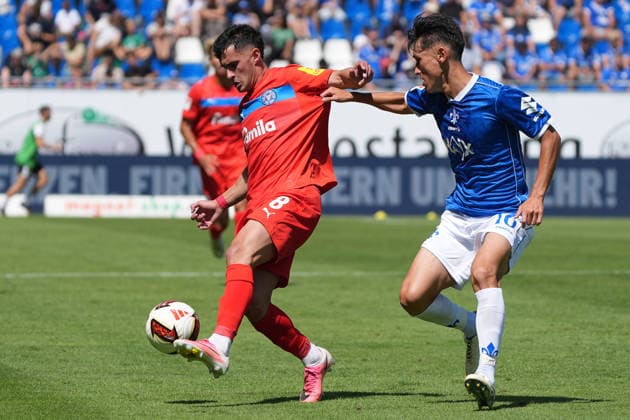Guillermo Balzi (Holstein Kiel) gegen Hiroki Akiyama (SV Darmstadt 98) - 08.08.2026 2. Bundesliga, Saison 26 27: SV Darmstadt 98 vs. Holstein Kiel, Stadion am Boellenfalltor, 1. Spieltag, emonline, emspor, *** Guillermo Balzi, Holstein Kiel vs. Hiroki Akiyama, SV Darmstadt 98, August 8, 2026, 2. Bundesliga, Season 26–27, SV Darmstadt 98 vs. Holstein Kiel, Stadion am Boellenfalltor, Matchday 1, emonline, emspor,
