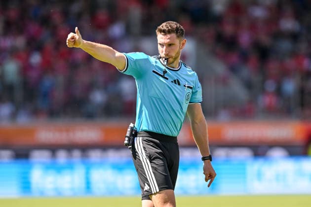 Schiedsrichter Eric Weisbach gestikuliert, gestik waehrend des spiels der 2. Bundesliga zwischen 1. FC Heidenheim und VfL Osnabrueck, Voith-Arena am 08. August 2026 in Heidenheim an der Brenz, Deutschland. (Foto von Harry Langer DeFodi Images) +++ Schiedsrichter Eric Weisbach gestures during the 2nd Bundesliga match between 1. FC Heidenheim and VfL Osnabrueck at Voith-Arena on August 8, 2026 in Heidenheim an der Brenz, Germany. (Photo by Harry Langer DeFodi Images) DFB DFL REGULATIONS PROHIBIT ANY USE OF PHOTOGRAPHS AS IMAGE SEQUENCES AND OR QUASI-VIDEO. (Photo by Harry Langer DeFodi Images) DFB DFL REGULATIONS PROHIBIT ANY USE OF PHOTOGRAPHS AS IMAGE SEQUENCES AND OR QUASI-VIDEO. - *** Referee Eric Weisbach gestures during the 2. Bundesliga match between 1. FC Heidenheim and VfL Osnabrück, at the Voith Arena on August 8, 2026, in Heidenheim an der Brenz, Germany. Photo by Harry Langer, DeFodi Images. Referee Eric Weisbach gestures during the 2nd Bundesliga match between 1 FC Heidenheim and VfL Osnabrück at the Voith Arena on August 8, 2026 in Heidenheim an der Brenz, Germany. Photo by Harry Langer, DeFodi Images. DFB and DFL regulations prohibit any use of photographs as image sequences and or quasi-video. Photo by Harry Langer, DeFodi Images. DFB and DFL regulations prohibit any use of photographs as imSEQUENCES AND OR QUASI-VIDEO