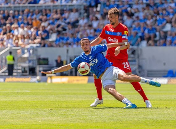 Spielszene, Zweikampf, Aktion, Ballaktion, v.l. Lance Duijvestijn (SV Darmstadt 98, 41), Jonas Meffert (Holstein Kiel, 28), GER, SV Darmstadt 98 vs. Holstein Kiel, Fussball, 2. Bundesliga, 1. Spieltag, Saison 2026 2027, 08.08.2026, DFL REGULATIONS PROHIBIT ANY USE OF PHOTOGRAPHS AS IMAGE SEQUENCES AND OR QUASI-VIDEO, GER, SV Darmstadt 98 vs. Holstein Kiel, Fussball, 2. Bundesliga, 1. Spieltag, Saison 2026 2027, 08.08.2026 Darmstadt *** Game scene, tackle, action, ball action, from left: Lance Duijvestijn, SV Darmstadt 98, 41, Jonas Meffert, Holstein Kiel, 28, GER, SV Darmstadt 98 vs. Holstein Kiel, soccer, 2. Bundesliga, Matchday 1, 2026–2027 season, August 8, 2026, DFL regulations prohibit any use of photographs as image sequences and or quasi-video, GER, SV Darmstadt 98 vs. Holstein Kiel, soccer, 2. Bundesliga, Matchday 1, 2026–2027 season, August 8, 2026, Darmstadt Copyright: xEibner-Pressefoto J-NxGroemlingx EP_JGG