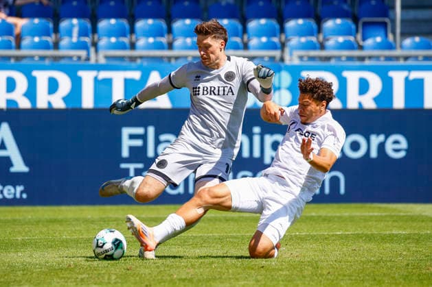 08.08.2026, xavx, Fussball 3.Liga, SV Wehen Wiesbaden - Preußen Münster v.l. Torwart Florian Stritzel (SV Wehen Wiesbaden) mit dem Ballverlust gegen Montell Ndikom (Preußen Münster) vor dem Tor zum 0:1 (DFL DFB REGULATIONS PROHIBIT ANY USE OF PHOTOGRAPHS as IMAGE SEQUENCES and or QUASI-VIDEO) Wiesbaden *** August 8, 2026, xavx, Soccer 3rd Division, SV Wehen Wiesbaden vs. Preußen Münster; from left: goalkeeper Florian Stritzel of SV Wehen Wiesbaden loses possession to Montell Ndikom of Preußen Münster in front of the goal, resulting in the 0–1 score. DFL and DFB regulations prohibit any use of photographs as image sequences and or quasi-video contentEO Wiesbaden
