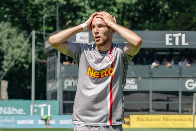 Oscar Schoenfelder (SSV Jahn Regensburg, 07) kann die Gelbe Karte nach seinem Foul nicht fassen. FC Viktoria Koeln vs. SSV Jahn Regensburg, Fussball, 3. Liga, 01. Spieltag, Saison 2026 2027, 08.08.2026 DFL DFB Regulations prohibit any use of Photographs as image sequences and or Quasivideo FC Viktoria Koeln vs. SSV Jahn Regensburg, Fussball, 3. Liga, 01. Spieltag, Saison 2026 2027, 08.08.2026 Koeln *** Oscar Schoenfelder of SSV Jahn Regensburg, No. 07, can t believe he received a yellow card after his foul. FC Viktoria Cologne vs. SSV Jahn Regensburg, Soccer, 3. Liga, Matchday 01, 2026–2027 Season, August 8, 2026 DFL DFB regulations prohibit any use of photographs as image sequences and or quasi-video. FC Viktoria Cologne vs. SSV Jahn Regensburg, soccer, 3rd Division, Matchday 1, 2026–2027 season, August 8, 2026, Cologne Copyright: xEibner-Pressefoto ThomasxHaeslerx EP_THR