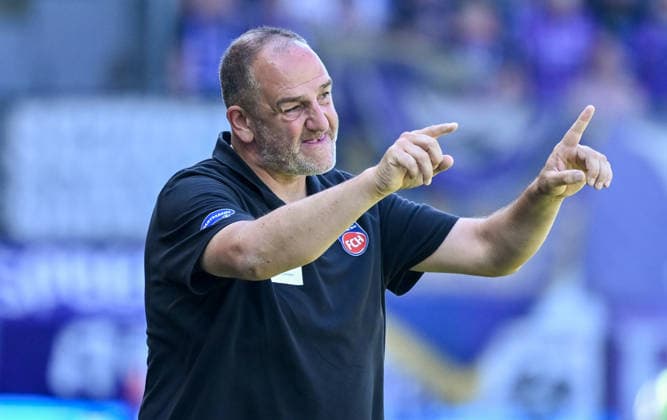 08.08.2026, xemx, Fussball 2.Bundesliga, 1.FC Heidenheim - VfL Osnabrück v.l. Cheftrainer Frank Schmidt (1.FC Heidenheim) gibt Anweisungen, gestikuliert mit den Armen, gesticulate, gives instructions (DFL DFB REGULATIONS PROHIBIT ANY USE OF PHOTOGRAPHS as IMAGE SEQUENCES and or QUASI-VIDEO) Heidenheim *** August 8, 2026, xemx, Soccer 2. Bundesliga, 1. FC Heidenheim vs. VfL Osnabrück: Head Coach Frank Schmidt of 1. FC Heidenheim gives instructions, gesturing with his arms, gesticulate, gives instructions DFL DFB REGULATIONS PROHIBIT ANY USE OF PHOTOGRAPHS as IMAGE SEQUENCES and or QUASI-VIDEO Heidenheim