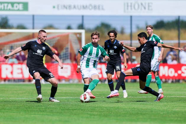 Tjark Scheller (SC Paderborn 07), Ivan San Jose Cantalejo Chuki (Werder Bremen) und Stefano Marino (SC Paderborn 07) kaempfen um den Ball waehrend des Freundschaftsspiels zwischen Werder Bremen und dem SC Paderborn 07, Stadion am Oyther Berg am 08. August 2026 in Vechta, Deutschland. (Foto von Marco Steinbrenner DeFodi Images) +++ Tjark Scheller (SC Paderborn 07), Ivan San Jose Cantalejo Chuki (Werder Bremen) und Stefano Marino (SC Paderborn 07) battle for the ball during the Friendly match between Werder Bremen and SC Paderborn 07 at Stadion am Oyther Berg on August 8, 2026 in Vechta, Germany. (Photo by Marco Steinbrenner DeFodi Images) (Photo by Marco Steinbrenner DeFodi Images) - *** Tjark Scheller (SC Paderborn 07), Ivan San Jose Cantalejo Chuki (Werder Bremen), and Stefano Marino (SC Paderborn 07) battle for the ball during the friendly match between Werder Bremen and SC Paderborn 07, Stadion am Oyther Berg on August 8, 2026, in Vechta, Germany. Photo by Marco Steinbrenner, DeFodi Images. Tjark Scheller of SC Paderborn 07, Ivan San Jose Cantalejo Chuki of Werder Bremen and Stefano Marino of SC Paderborn 07 battle for the ball during the friendly match between Werder Bremen and SC Paderborn 07 at Stadion am Oyther Berg on August 8, 2026 in Vechta, Germany. Photo by Marco Steinbrenner, DeFodi Images. Photo by Marco Steinbrenner, DeFodi Images.