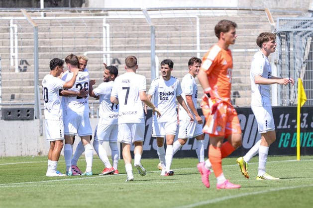 08.08.2026, Herren, Fussball, Saison 2026 2027, Regionalliga Bayern, 3. Spieltag: FC Bayern München II - FC Schweinfurt 05 Schweinfurt feiert das 1:1 durch Mike Dellinger (FC Schweinfurt 05, 10) München Städtisches Stadion an der Grü Bayern Deutschland *** August 8, 2026, Men s, Soccer, 2026–2027 Season, Bavarian Regional League, Matchday 3: FC Bayern Munich II vs. FC Schweinfurt 05; Schweinfurt celebrates the 1–1 draw thanks to Mike Dellinger; FC Schweinfurt 05, 10; Munich City Stadium an der Grü; Bavaria, Germany