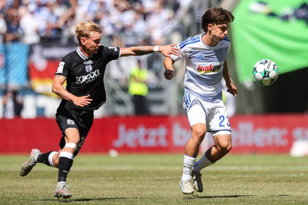 2026.08.08, xkwix, Fußball, 3. Liga, MSV Duisburg - SV Meppen, Schauinsland-Reisen-Arena, 1.Spieltag, Saison 2026 2027: Simon Symalla (MSV Duisburg 23) im Zweikampf gegen Dominique Domröse (SV Meppen 2) DFB regulations prohibit any use of photographs as image sequences and or quasi-video. Photo: xKamilxWilkowskixPressefotoKochx Nordrhein-Westfalen Deutschland *** August 8, 2026, xkwix, Soccer, 3rd Division, MSV Duisburg vs. SV Meppen, Schauinsland Reisen Arena, Matchday 1, 2026–2027 season: Simon Symalla (MSV Duisburg 23) in a tackle against Dominique Domröse (SV Meppen 2). DFB regulations prohibit any use of photographs as image sequences and or quasi-video. Photo: xKamilxWilkowskixPressefotoKochx, North Rhine-Westphalia, Germany