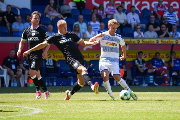 Deutschland: Fussball, 3. Liga, Schauinsland-Reisen-Arena, Wedaustadion, MSV-Arena, Duisburg, 1. Spieltag, MSV Duisburg vs. SV Meppen: Jannic Ehlers (SV Meppen, 17) blockt Schuss von Jakob Bookjans (MSV Duisburg, 7) *** German Soccer, 3rd Division, Schauinsland Reisen Arena, Wedaustadion, MSV Arena, Duisburg, Matchday 1, MSV Duisburg vs. SV Meppen; Jannic Ehlers (SV Meppen) blocks a shot by Jakob Bookjans (MSV Duisburg), 7 Copyright: xMichelxWittex