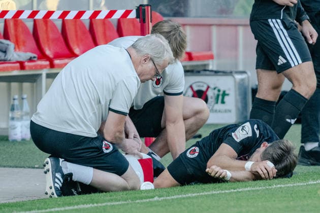 Pascal Fallmann (Viktoria Koeln, 28) muss nach einer Verletzung ohne Gegnereinwirkung behandelt werden. FC Viktoria Koeln vs. SSV Jahn Regensburg, Fussball, 3. Liga, 01. Spieltag, Saison 2026 2027, 08.08.2026 DFL DFB Regulations prohibit any use of Photographs as image sequences and or Quasivideo FC Viktoria Koeln vs. SSV Jahn Regensburg, Fussball, 3. Liga, 01. Spieltag, Saison 2026 2027, 08.08.2026 Koeln *** Pascal Fallmann of Viktoria Cologne, 28, requires treatment following an injury sustained without contact from an opponent. FC Viktoria Cologne vs. SSV Jahn Regensburg, Soccer, 3rd Division, Matchday 1, 2026–2027 Season, August 8, 2026 DFL and DFB regulations prohibit any use of photographs as image sequences and or quasi-video. FC Viktoria Cologne vs. SSV Jahn Regensburg, soccer, 3rd Division, Matchday 1, 2026–2027 season, August 8, 2026, Cologne Copyright: xEibner-Pressefoto ThomasxHaeslerx EP_THR