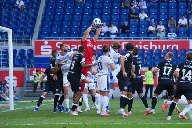 Deutschland: Fussball, 3. Liga, Schauinsland-Reisen-Arena, Wedaustadion, MSV-Arena, Duisburg, 1. Spieltag, MSV Duisburg vs. SV Meppen: Julius Pünt (SV Meppen, 44) fängt den Ball *** German Soccer, 3rd Division, Schauinsland Reisen Arena, Wedaustadion, MSV Arena, Duisburg, Matchday 1, MSV Duisburg vs. SV Meppen; Julius Pünt (SV Meppen), No. 44, catches the ball Copyright: xMichelxWittex
