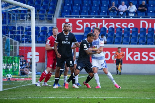 Deutschland: Fussball, 3. Liga, Schauinsland-Reisen-Arena, Wedaustadion, MSV-Arena, Duisburg, 1. Spieltag, MSV Duisburg vs. SV Meppen: Oliver Schmitt (SV Meppen, 7) gegen Christian Viet (MSV Duisburg, 10) *** German Soccer, 3rd Division, Schauinsland Reisen Arena, Wedaustadion, MSV Arena, Duisburg, Matchday 1, MSV Duisburg vs. SV Meppen: Oliver Schmitt (SV Meppen), 7, vs. Christian Viet (MSV Duisburg), 10 Copyright: xMichelxWittex