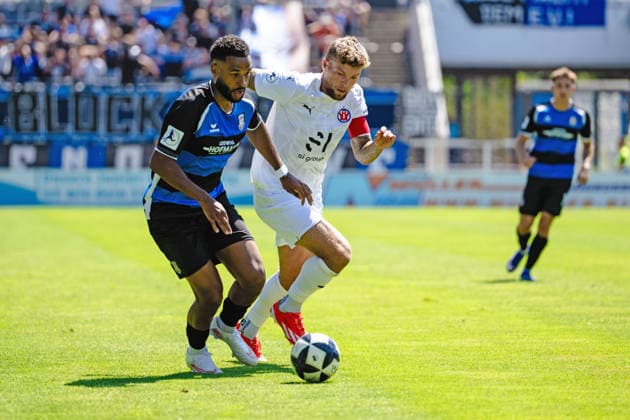 Godwin McDonald (FSV Frankfurt, 27), Alexander Esswein (VfR Mannheim, 11) FSV Frankfurt vs. VfR Mannheim, Fussball, Regionalliga Suedwest, 1. Spieltag, Saison 2026 2027, 08.08.2026 Eibner-Pressefoto Attila Ziga FSV Frankfurt vs. VfR Mannheim, Fussball, Regionalliga Suedwest, 1. Spieltag, Saison 2026 2027, 08.08.2026 Frankfurt *** Godwin McDonald, FSV Frankfurt, 27; Alexander Esswein, VfR Mannheim, 11; FSV Frankfurt vs. VfR Mannheim, Soccer, Regionalliga Southwest, Matchday 1, 2026–2027 Season, August 8, 2026 Eibner Press Photo Attila Ziga FSV Frankfurt vs. VfR Mannheim, Soccer, Regionalliga Southwest, Matchday 1, 2026–2027 Season, August 8, 2026 Frankfurt Copyright: xEibner-Pressefotox EP_AZA