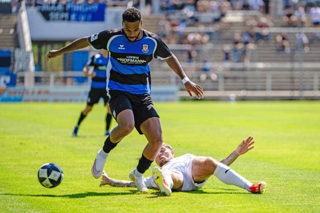 Godwin McDonald (FSV Frankfurt, 27), Alexander Esswein (VfR Mannheim, 11) FSV Frankfurt vs. VfR Mannheim, Fussball, Regionalliga Suedwest, 1. Spieltag, Saison 2026 2027, 08.08.2026 Eibner-Pressefoto Attila Ziga FSV Frankfurt vs. VfR Mannheim, Fussball, Regionalliga Suedwest, 1. Spieltag, Saison 2026 2027, 08.08.2026 Frankfurt *** Godwin McDonald, FSV Frankfurt, 27; Alexander Esswein, VfR Mannheim, 11; FSV Frankfurt vs. VfR Mannheim, Soccer, Regionalliga Southwest, Matchday 1, 2026–2027 Season, August 8, 2026 Eibner Press Photo Attila Ziga FSV Frankfurt vs. VfR Mannheim, Soccer, Regionalliga Southwest, Matchday 1, 2026–2027 Season, August 8, 2026 Frankfurt Copyright: xEibner-Pressefotox EP_AZA