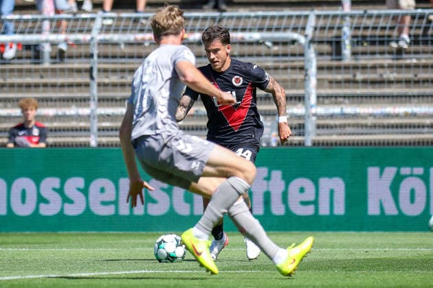 08.08.2026, xsefx, Fußball, FC Viktoria Köln SSV Jahn Regensburg, 3.Liga, Sportpark Höhenberg, 1. Spieltag, Saison 2026 2027: Niklas Castelle (FC Viktoria Köln 44) im Zweikampf gegen Leopold Wurm (Jahn Regensburg 37) DFB regulations prohibit any use of photographs as image sequences and or quasi-video. Nordrhein-Westfalen Deutschland *** August 8, 2026, xsefx, Soccer, FC Viktoria Köln vs. SSV Jahn Regensburg, 3. Liga, Sportpark Höhenberg, Matchday 1, 2026–2027 Season: Niklas Castelle (FC Viktoria Köln, 44) in a tackle against Leopold Wurm (SSV Jahn Regensburg, 37). DFB regulations prohibit any use of photographs as image sequences and or quasi-video. North Rhine-Westphalia, Germany
