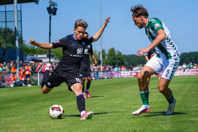 Albert Millgramm (SC Paderborn 07, 19), Olivier Deman (Werder Bremen, 2), Deutschland: Fussball, Saison 2026 27, erstes Testspiel des Tages, 08.08.2026, Werder Bremen vs SC Paderborn 07, Stadion am Oyther Berg (Oythe, Vechta, Niedersachsen) *** Albert Millgramm, SC Paderborn 07, 19; Olivier Deman, Werder Bremen, 2; German Soccer, 2026–27 Season, first friendly match of the day, August 8, 2026; Werder Bremen vs. SC Paderborn 07, Stadion am Oyther Berg, Oythe, Vechta, Lower Saxony Copyright: xLeonxFrickx