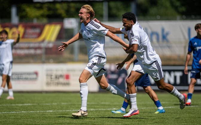 Fussball, Saison 2026 2027, Regionalliga West, 08.08.2026, 02. Spieltag, Herren, 1.FC Bocholt (weiss) vs. FC Schalke 04 U23 (blau) v.l.: Kilian Zaruba (1.FC Bocholt), Elano Yegen (1.FC Bocholt), Bocholt Stadion am Huenting Deutschland *** Soccer, 2026–2027 Season, Regionalliga West, August 8, 2026, Matchday 2, Men s, 1 FC Bocholt (white) vs. FC Schalke 04 U23 (blue) – Photo by Kilian Zaruba: 1 FC Bocholt, Elano Yegen (1 FC Bocholt), Bocholt Stadion am Huenting, Germany 260808_fb_1fc-bocholt_schalke-04-u23_57497