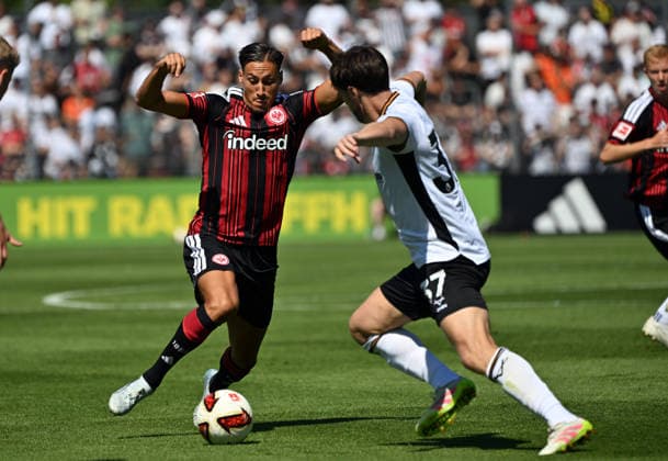 08.08.2026, xjhx, Fussball Testspiel, Eintracht Frankfurt - Hull City v.l. Younes Ebnoutalib (Eintracht Frankfurt), Paddy McNair (Hull City) Dreich *** August 8, 2026, xjhx, Soccer Friendly, Eintracht Frankfurt vs. Hull City, Younes Ebnoutalib (Eintracht Frankfurt), Paddy McNair (Hull City), Dreich