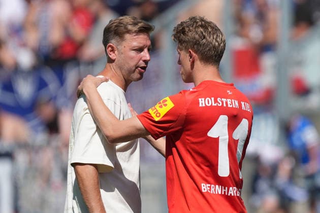 Trainer Florian Kohfeldt (SV Darmstadt 98) mit Alexander Bernhardsson (Holstein Kiel) - 08.08.2026 2. Bundesliga, Saison 26 27: SV Darmstadt 98 vs. Holstein Kiel, Stadion am Boellenfalltor, 1. Spieltag, emonline, emspor, *** Coach Florian Kohfeldt, SV Darmstadt 98, vs. Alexander Bernhardsson, Holstein Kiel 08, August 8, 2026, 2. Bundesliga, Season 26–27, SV Darmstadt 98 vs. Holstein Kiel, Stadion am Boellenfalltor, Matchday 1, emonline, emspor,