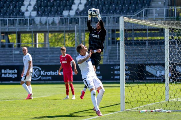 v.li.: Marco Kehl-Gomez (SVS, 33), Kevin Ibrahim (Torhüter, Steinbach, 39), Zweikampf, Spielszene, Duell, duel, tackle, tackling, Dynamik, Action, Aktion, im Strafraum, Strafraumszene, 08.08.2026, Sandhausen (Deutschland), Fussball, Regionalliga Südwest, SV Sandhausen - TSV Steinbach Haiger *** v li Marco Kehl Gomez SVS, 33, Kevin Ibrahim (goalkeeper), Steinbach, 39, tackle, game scene, duel, tackle, tackling, dynamic, action, in the penalty area, penalty area scene, August 8, 2026, Sandhausen, Germany, soccer, Regionalliga Southwest, SV Sandhausen vs. TSV Steinbach Haiger xozx