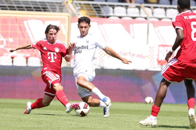 08.08.2026, Herren, Fussball, Saison 2026 2027, Regionalliga Bayern, 3. Spieltag: FC Bayern München II - FC Schweinfurt 05 Von links: Bohdan Olychenko (FC Bayern München II, 06) gegen Mustafa Alper Özden (FC Schweinfurt 05, 20) München Städtisches Stadion an der Grü Bayern Deutschland *** August 8, 2026, Men s Soccer, 2026–2027 Season, Bavarian Regional League, Matchday 3: FC Bayern Munich II vs. FC Schweinfurt 05. From left: Bohdan Olychenko (FC Bayern Munich II), 06, against Mustafa Alper Özden (FC Schweinfurt 05), 20. Munich, Städtisches Stadion an der Grü, Bavaria, Germany