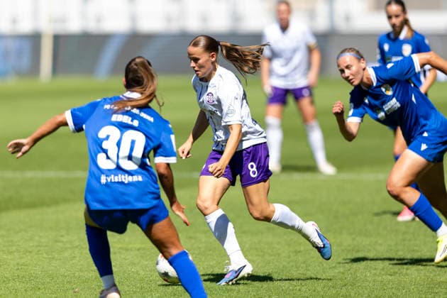 2. Frauen-Bundesliga: FC Carl Zeiss Jena vs. SGS Essen; Jena; 08.08.2026 Antonia Baaß ( 8; SGS Essen) gegen -J30 2. Frauen-Bundesliga: FC Carl Zeiss Jena vs. SGS Essen; ad hoc arena im Ernst-Abbe-Sportfeld; 08.08.2026 *** Women s Bundesliga 2: FC Carl Zeiss Jena vs. SGS Essen, Jena, August 8, 2026, Antonia Baaß 8, SGS Essen vs. J30, Women s Bundesliga 2: FC Carl Zeiss Jena vs. SGS Essen, ad hoc arena at Ernst Abbe Sportfeld, August 8, 2026 Copyright: xBEAUTIFULxSPORTS Duehringx