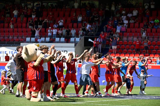 nach Spielende: Heidenheimer Spieler feiern vor Fankurve 1. FC Heidenheim 1846 FCH vs VfL Osnabrueck 08.08.2026 DFL REGULATIONS PROHIBIT ANY USE OF PHOTOGRAPHS AS IMAGE SEQUENCES AND OR QUASI-VIDEO 1. FC Heidenheim 1846 FCH vs VfL Osnabrueck *** After the game, Heidenheim players celebrate in front of the fan section. 1 FC Heidenheim 1846 (FCH) vs. VfL Osnabrück 08, August 8, 2026. DFL regulations prohibit any use of photographs as image sequences and or quasi-VVIDEO 1 FC Heidenheim 1846 FCH vs. VfL Osnabrück