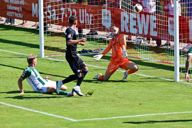 08.08.2026, GER, Freundschaftsspiel SV Werder Bremen vs Paderborn Fussball, Saison 2026 2027), 1.FBL Stefano Marino (SC Paderborn 07 30) scheitert an Torwart Karl Hein (Werder Bremen 01)links) Amos Pieper (Werder Bremen 05) Oythe Stadion am Oyther Berg Niedersachsen Deutschland *** August 8, 2026, GER, Friendly Match: SV Werder Bremen vs. Paderborn, 2026–2027 Season, 1 FBL Stefano Marino (SC Paderborn 07) 30 is stopped by goalkeeper Karl Hein (Werder Bremen 01) on the left by Amos Pieper (Werder Bremen 05) at Oythe Stadium on Oyther Berg, Lower Saxony, Germany Copyright: xnordphotoxGmbHx xKFOTOx