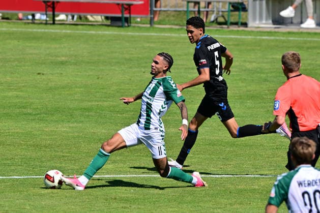 08.08.2026, GER, Freundschaftsspiel SV Werder Bremen vs Paderborn Fussball, Saison 2026 2027), 1.FBL Justin Njinmah (SV Werder Bremen 11); wird von Santiago Castaneda Santiago Castaneda (SC Paderborn 07 05) festgehalten Oythe Stadion am Oyther Berg Niedersachsen Deutschland *** August 8, 2026, GER, Friendly Match: SV Werder Bremen vs. Paderborn, 2026–2027 Season, 1 FBL Justin Njinmah (SV Werder Bremen, No. 11) is tackled by Santiago Castaneda (SC Paderborn 07, No. 05) at Oythe Stadium on Oyther Berg, Lower Saxony, Germany Copyright: xnordphotoxGmbHx xKFOTOx