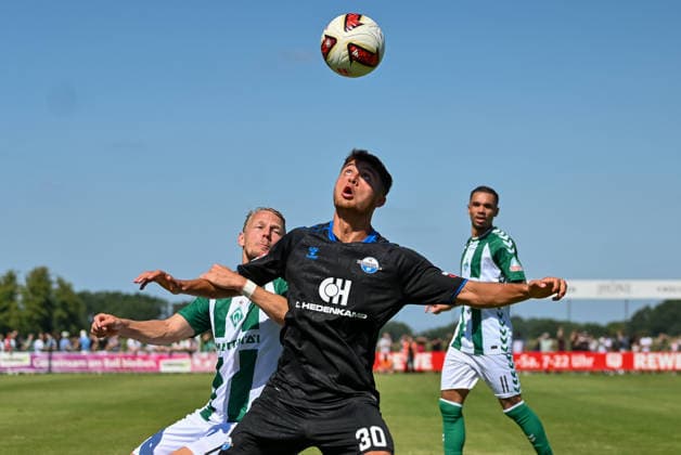 Stefano Marino (SC Paderborn, 30) gegen Marco Gruell (SV Werder Bremen, 17) SV Werder Bremen vs. SC Paderborn, Fussball, Testspiel, Saison 2026 2027, 08.08.2026, SV Werder Bremen vs. SC Paderborn, Fussball, Testspiel, Saison 2026 2027, 08.08.2026 Vechta *** Stefano Marino (SC Paderborn), 30, vs. Marco Gruell (SV Werder Bremen), 17; SV Werder Bremen vs. SC Paderborn, Soccer, Friendly, 2026–2027 Season, August 8, 2026, SV Werder Bremen vs. SC Paderborn, soccer, friendly match, 2026–2027 season, August 8, 2026, Vechta Copyright: xEibner-Pressefoto RobertxGertzenx EP_RGN