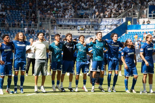 08.08.2026, xdaymx, Fussball 2.Bundesliga, Karlsruher SC - Arminia Bielefeld. Mannschaft aus Karlsruhe jubelt nach dem 2:1 Heimsieg gegen Bielefeld vor der Heimkurve. (DFL DFB REGULATIONS PROHIBIT ANY USE OF PHOTOGRAPHS as IMAGE SEQUENCES and or QUASI-VIDEO) Karlsruhe *** August 8, 2026, xdaymx, Soccer 2. Bundesliga, Karlsruher SC vs. Arminia Bielefeld: The Karlsruhe team celebrates in front of their home stands after a 2–1 home win against Bielefeld. DFL and DFB regulations prohibit any use of photographs as image sequences and or quasi-video. Karlsruhe