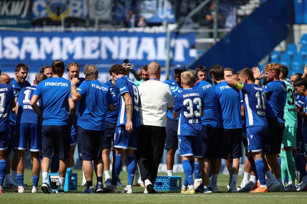 Die Spieler vom KSC bilden einen Mannschaftskreis zum Schulterschluss über dn 2:1 Sieg. GER, SC Karlsruhe - DSC Arminia Bielefeld Fussball 1.Spieltag Spielzeit 2026 2027 2.Bundesliga 08.08.2026 (DFL DFB REGULATIONS PROHIBIT ANY USE OF PHOTOGRAPHS as IMAGE SEQUENCES and or QUASI-VIDEO). GER SC Karlsruhe - DSC Arminia Bielefeld Fussball 1.Spieltag Spielzeit 2026 2027 08.08.2026 *** The KSC players form a team circle to celebrate their 2-1 victory over GER, SC Karlsruhe vs. DSC Arminia Bielefeld, Soccer, Matchday 1, 2026–2027 Season, 2. Bundesliga, August 8, 2026. DFL and DFB regulations prohibit any use of photographs as image sequences and or quasi-videoVIDEO GER SC Karlsruhe vs. DSC Arminia Bielefeld Soccer Matchday 1, 2026–2027 Season, August 8, 2026 Copyright: xEibner-Pressefoto JoergxHirschx EP_JHH