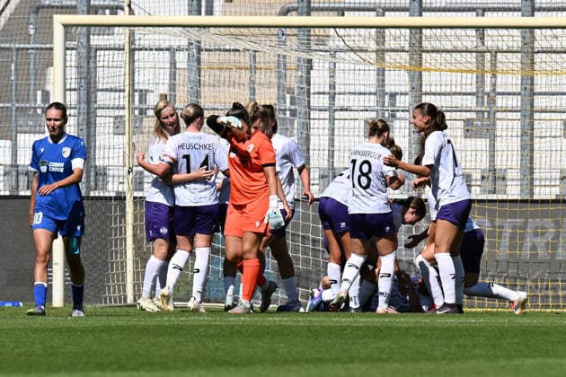 Fußball I Frauen I Saison 2026-2027 I Bundesliga I 2. Spieltag I FC Carl Zeiss Jena - SGS Essen I 08.08.2026 Torjubel SGS Essen nach dem Tor zur 1:0 Führung Jena Ernst-Abbe-Sportfeld, ad hoc Arena Thüringen Deutschland *** Soccer I Women s I 2026–2027 Season I Bundesliga I Matchday 2 I FC Carl Zeiss Jena vs. SGS Essen I August 8, 2026 SGS Essen celebrates after scoring the goal that gave them a 1–0 lead Jena Ernst Abbe Sportfeld, ad hoc Arena Thuringia, Germany Copyright: xLobeca InesxHähnelx