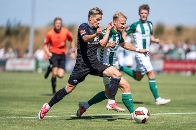 08.08.2026, GER Deutschland, Fussball, Saison 2026 2027, Bundesliga, Testspiel: Werder Bremen vs SC Paderborn Zweikampf zwischen Albert Millgramm (SC Paderborn 07, 19) und Marco Grüll (SV Werder Bremen, 17) Vechta Sportanlage VfL Oythe Niedersachsen Deutschland *** August 8, 2026, GER Germany, Soccer, 2026–2027 Season, Bundesliga, Friendly Match: Werder Bremen vs. SC Paderborn, Tackle between Albert Millgramm (SC Paderborn 07, 19) and Marco Grüll (SV Werder Bremen, 17), Vechta Sports Complex, VfL Oythe, Lower Saxony, Germany Copyright: xnordphotoxGmbHx xSchulzex