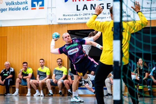 08.08.2026, xdobgx, Handball Heide-Cup 2026, TSV Hannover-Burgdorf - Provence Aix v.l. Justus Fischer (TSV Hannover-Burgdorf, 54) beim Wurf, in action, throwing, Gustaf Banke (PAUC Handball, 12) Schneverdingen *** August 8, 2026, xdobgx, 2026 Heide Cup Handball Tournament, TSV Hannover Burgdorf vs. Provence Aix-la-Justus Fischer, TSV Hannover Burgdorf, taking a shot, in action, throwing, Gustaf Banke PAUC Handball, 12 Schneverdingen