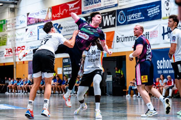 08.08.2026, xdobgx, Handball Heide-Cup 2026, TSV Hannover-Burgdorf - Provence Aix v.l. Nikoloz Kalandadze (PAUC Handball, 27), Leif Tissier (TSV Hannover-Burgdorf, 7) beim Wurf, in action, throwing, Mouhamadou Sidibe (PAUC Handball, 99), Justus Fischer (TSV Hannover-Burgdorf, 54) Schneverdingen *** August 8, 2026, xdobgx, 2026 Heide Cup Handball Tournament, TSV Hannover Burgdorf vs. Provence Aix, Nikoloz Kalandadze, PAUC Handball, 27, Leif Tissier, TSV Hannover Burgdorf, 7, shooting, in action, throwing, Mouhamadou Sidibe, PAUC Handball, 99, Justus Fischer, TSV Hannover Burgdorf, 54, Schneverdingen