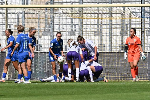Fußball I Frauen I Saison 2026-2027 I Bundesliga I 2. Spieltag I FC Carl Zeiss Jena - SGS Essen I 08.08.2026 Torjubel SGS Essen, Torschützin Antonia Baaß (8, SGS Essen) begraben unter ihren Mitspielerinnen Jena Ernst-Abbe-Sportfeld, ad hoc Arena Thüringen Deutschland *** Soccer I Women’s I 2026–2027 Season I Bundesliga I Matchday 2 I FC Carl Zeiss Jena vs. SGS Essen I August 8, 2026 Goal celebration by SGS Essen; goal scorer Antonia Baaß 8, SGS Essen players swarmed around their teammate at the Jena Ernst Abbe Sports Field, ad hoc Arena, Thuringia, Germany Copyright: xLobeca InesxHähnelx