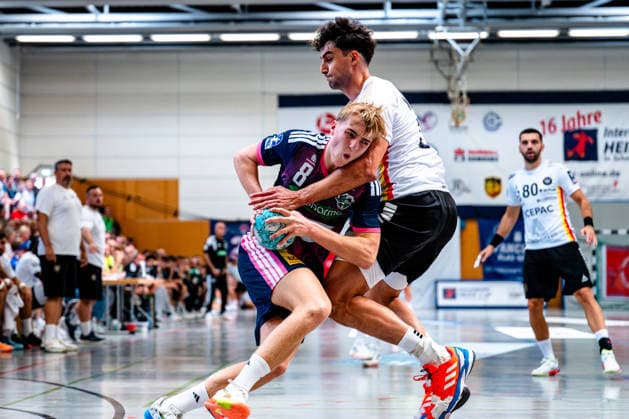 08.08.2026, xdobgx, Handball Heide-Cup 2026, TSV Hannover-Burgdorf - Provence Aix v.l. Levi Fielitz (TSV Hannover-Burgdorf, 8), Nikoloz Kalandadze (PAUC Handball, 27) Zweikampf, Duell, Kampf, tackle Schneverdingen *** August 8, 2026, xdobgx, 2026 Heide Cup Handball Tournament, TSV Hannover Burgdorf vs. Provence Aix, Levi Fielitz (TSV Hannover Burgdorf), 8, Nikoloz Kalandadze (PAUC Handball), 27, duel, battle, tackle, Schneverdingen