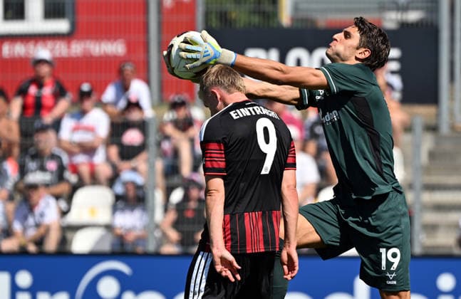 08.08.2026, xjhx, Fussball Testspiel, Eintracht Frankfurt - Hull City v.l. Jonathan Jonny Burkardt (Eintracht Frankfurt), Konstantinos Tzolakis (Hull City) Dreich *** August 8, 2026, xjhx, Soccer Friendly, Eintracht Frankfurt vs. Hull City, Jonathan Jonny Burkardt (Eintracht Frankfurt), Konstantinos Tzolakis (Hull City), Dreich