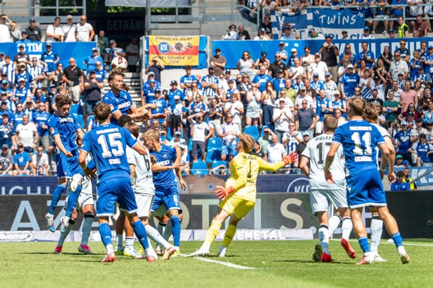 08.08.2026, xdaymx, Fussball 2.Bundesliga, Karlsruher SC - Arminia Bielefeld. Torhüter Kersken, Jonas verschätzt sich bei einem Eckball von Wanitzek, Marvin (Karlsruhe). Broschinski, Moritz (Karlsruhe) kann den Ball ins Tor ohne Torwart köpfen und erhöht somit auf das Zwischenzeitliche 2:0. (DFL DFB REGULATIONS PROHIBIT ANY USE OF PHOTOGRAPHS as IMAGE SEQUENCES and or QUASI-VIDEO) Karlsruhe *** August 8, 2026, xdaymx, Soccer 2. Bundesliga, Karlsruher SC vs. Arminia Bielefeld: Goalkeeper Jonas Kersken misjudges a corner kick taken by Wanitzek; Marvin Broschinski of Karlsruhe, Moritz from Karlsruhe is able to head the ball into the net with no goalkeeper in the way, increasing the lead to 2–0. DFL DFB REGULATIONS PROHIBIT ANY USE OF PHOTOGRAPHS AS IMAGE SEQUENCES AND OR QUASI-VIDEO. Karlsruhe
