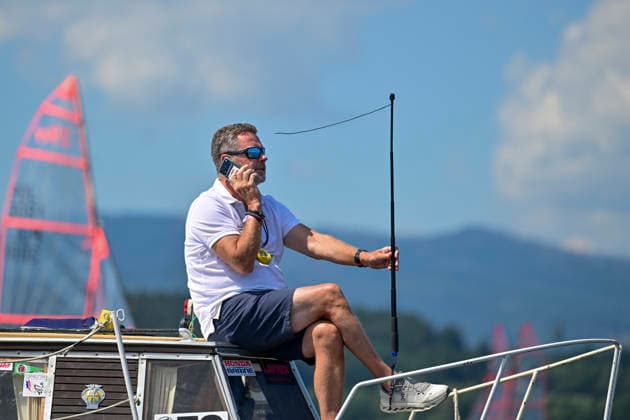 A judge measures the strength and consistency of the wind during the finals of the 29er class European Championship, EM, Europameisterschaft on Lipno Reservoir, on August 8, 2026, Cerna v Posumavi, Czech Republic. The races were affected by calm conditions. (CTKxPhoto VaclavxPancer) CTKPhotoP2026080803031  CTKPhotoP2026080803031