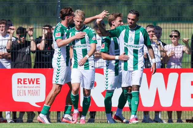 Justin Njinmah (Werder Bremen) bejubelt seinen Treffer mit den Teamkollegen waehrend des Freundschaftsspiels zwischen Werder Bremen und dem SC Paderborn 07, Stadion am Oyther Berg am 08. August 2026 in Vechta, Deutschland. (Foto von Marco Steinbrenner DeFodi Images) +++ Justin Njinmah (Werder Bremen) celebrates his goal with teammates during the Friendly match between Werder Bremen and SC Paderborn 07 at Stadion am Oyther Berg on August 8, 2026 in Vechta, Germany. (Photo by Marco Steinbrenner DeFodi Images) (Photo by Marco Steinbrenner DeFodi Images) - *** Justin Njinmah of Werder Bremen celebrates his goal with his teammates during the friendly match between Werder Bremen and SC Paderborn 07 at Stadion am Oyther Berg on August 8, 2026, in Vechta, Germany Photo by Marco Steinbrenner DeFodi Images Justin Njinmah of Werder Bremen celebrates his goal with teammates during the friendly match between Werder Bremen and SC Paderborn 07 at Stadion am Oyther Berg on August 8, 2026 in Vechta, Germany. Photo by Marco Steinbrenner, DeFodi Images. Photo by Marco Steinbrenner, DeFodi Images.